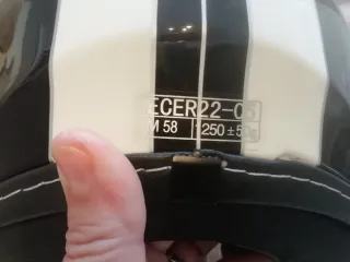 Casco de moto negro con diseño talla M