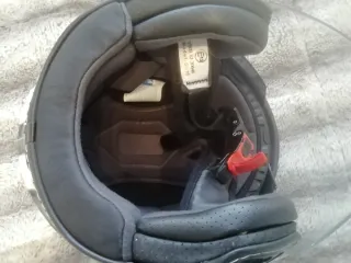 Casco de moto negro con diseño talla M