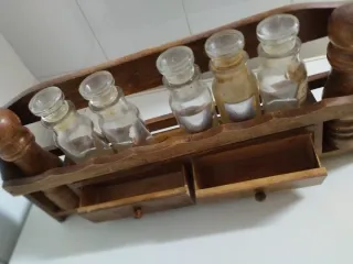 Especiero de madera antiguo