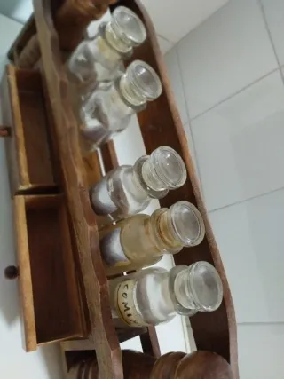 Especiero de madera antiguo