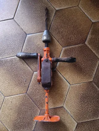 Taladro manual antiguo