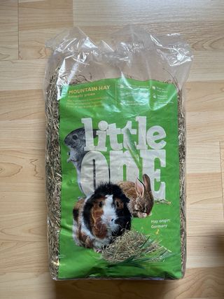 Gabbie grandi e piccole per criceti e pacchetto di paglia