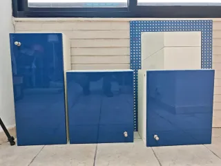 Muebles y espejo de baño azul