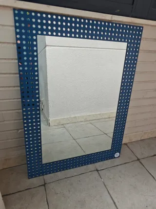 Muebles y espejo de baño azul