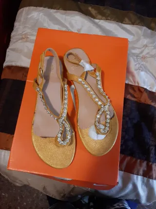 Sandalias doradas con pedrería