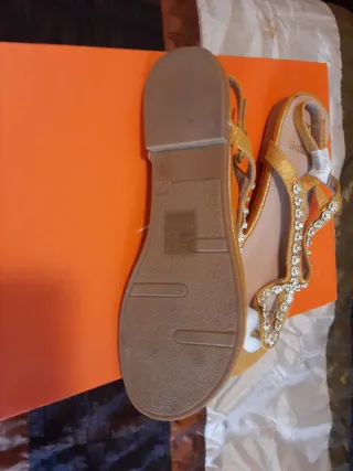 Sandalias doradas con pedrería