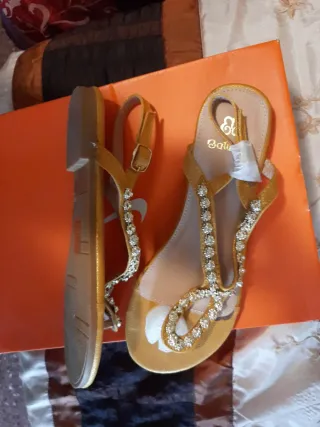 Sandalias doradas con pedrería