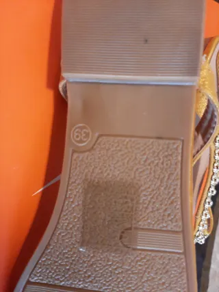 Sandalias doradas con pedrería