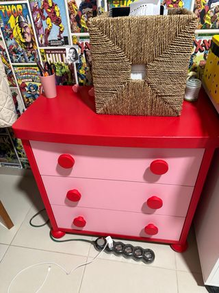 Cómoda infantil rosa y roja casi sin usar