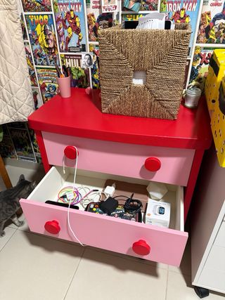 Cómoda infantil rosa y roja casi sin usar