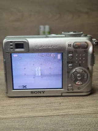 Sony Cyber-Shot W1 Zeiss + Memory Kit