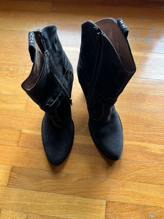 Stivaletti neri con fibbia e borchie