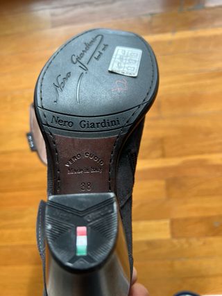 Stivaletti neri con fibbia e borchie