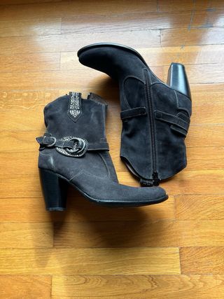 Stivaletti neri con fibbia e borchie