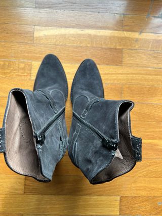 Stivaletti neri con fibbia e borchie