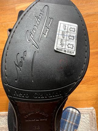 Stivaletti neri con fibbia e borchie