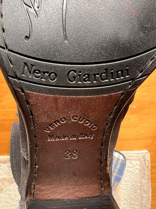 Stivaletti neri con fibbia e borchie