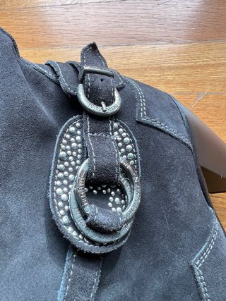 Stivaletti neri con fibbia e borchie