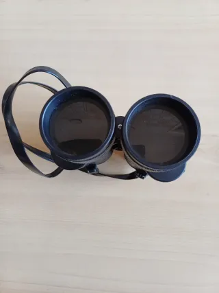 Prismáticos negros con correa