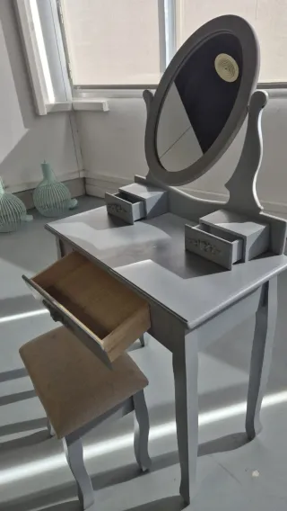 Tocador de madera con espejo y taburete