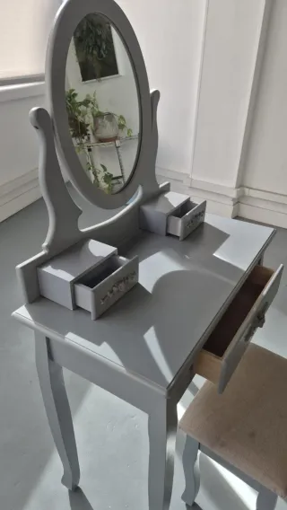 Tocador de madera con espejo y taburete