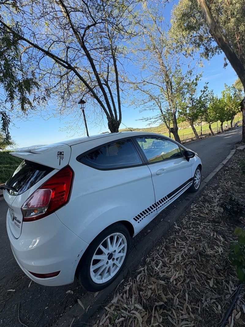 Ford Fiesta 2014 - foto 1
