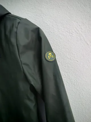Chaqueta impermeable verde Scalpers