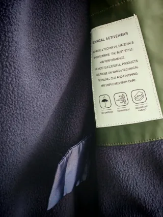 Chaqueta impermeable verde Scalpers