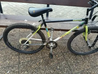 Bicicleta de montaña en buen estado