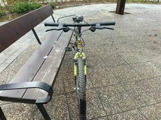 Bicicleta de montaña en buen estado