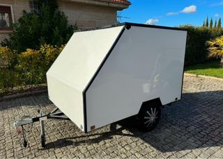 Remolque cerrado para motos.