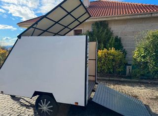 Remolque cerrado para motos.