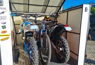 Remolque cerrado para motos.