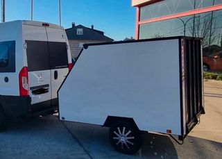 Remolque cerrado para motos.