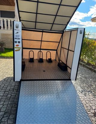 Remolque cerrado para motos.