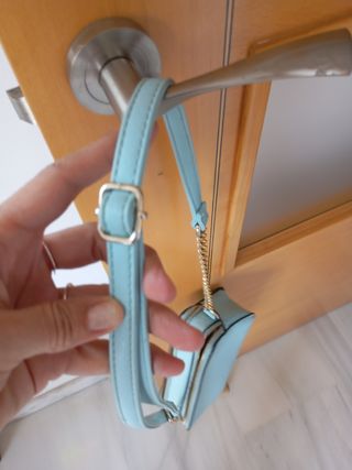 Elegante bolsito color celeste
