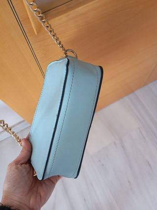 Elegante bolsito color celeste