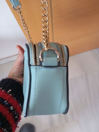 Elegante bolsito color celeste