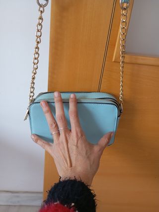 Elegante bolsito color celeste