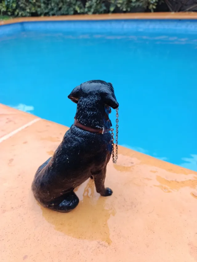Figura cerámica perro labrador negro
