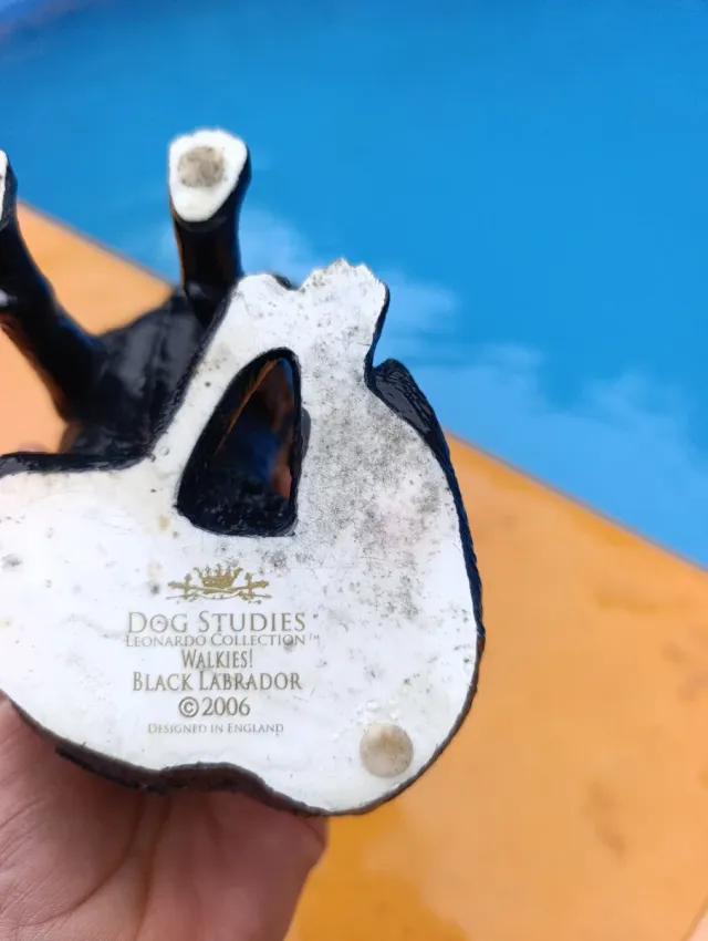 Figura cerámica perro labrador negro