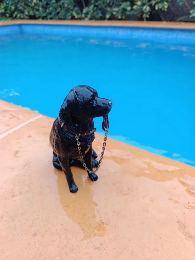 Figura cerámica perro labrador negro