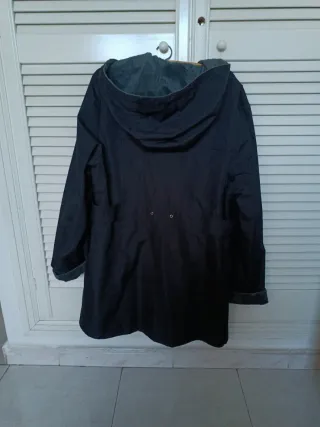 Abrigo impermeable negro