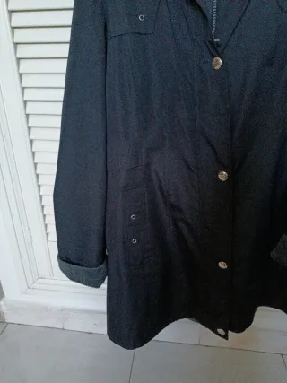 Abrigo impermeable negro