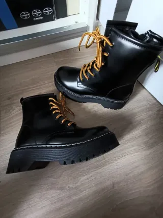 Botas negras con cordones estilo dr. Marteens