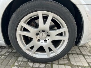 Se venden llamtas con neumáticos muy nuevos.