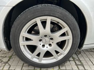 Se venden llamtas con neumáticos muy nuevos.