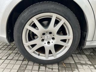 Se venden llamtas con neumáticos muy nuevos.