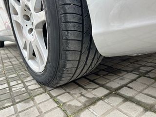 Se venden llamtas con neumáticos muy nuevos.