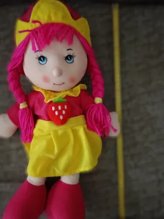 Muñeca de trapo con pelo rosa y vestido de fresa